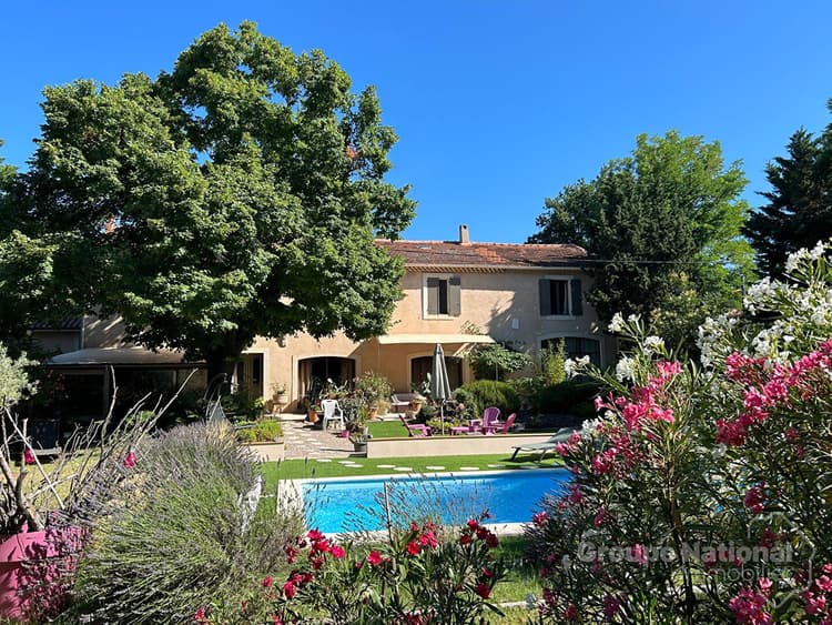 Mas de 280m² avec piscine au calme à Carpentras