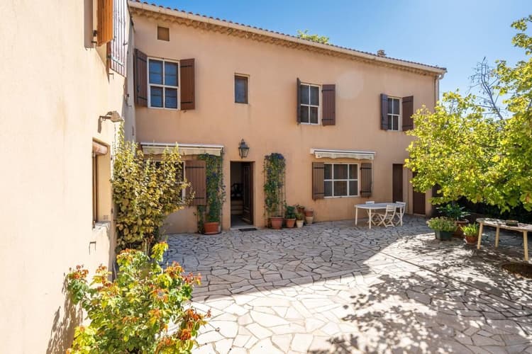 Maison en pierre avec cour et dépendances