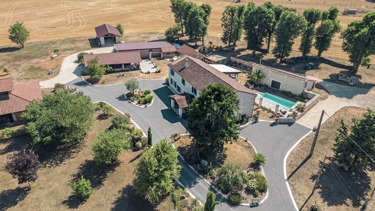 A VENDRE - PROPRIETE PROCHE D'ANGOULÊME - 9 PIECES - 295M2