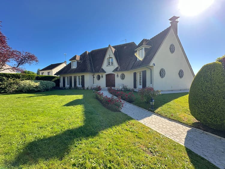 Belle propriété de 1989 - 271m², sous sol total, terrain 1650 m²