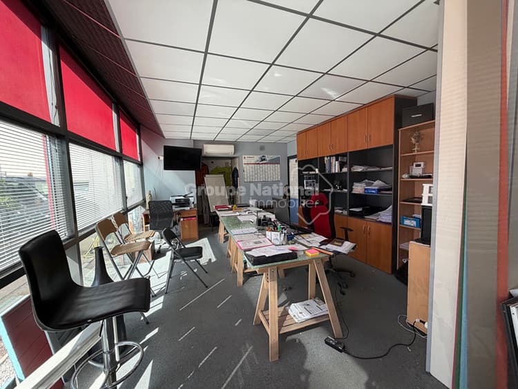 Bernis, local industriel de 283m2 sur 810m2 clos avec parking goudronné