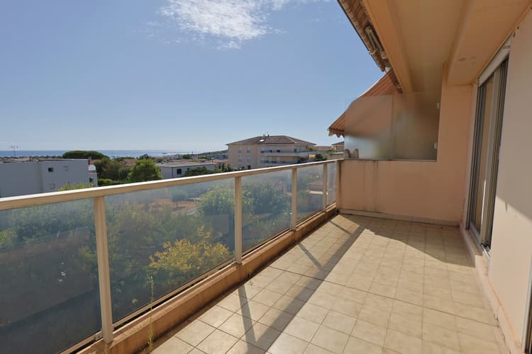 Antibes – Avenue Jules Grec – Dernier étage avec vue mer + parki