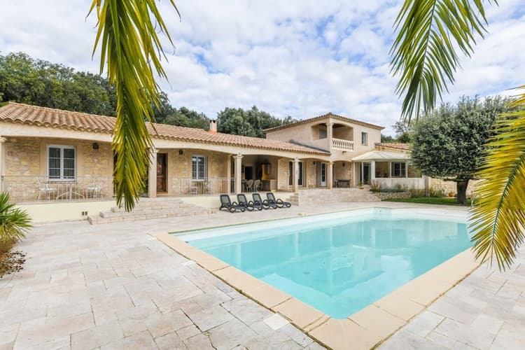 Villa familiale avec deux gîtes indépendants et piscine, parc d’environ 2200 m² proche d’Uzès