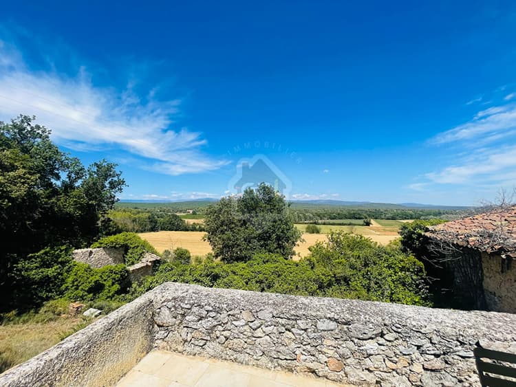 Coup de coeur à Fox Amphoux : petite maison de hameau en pierre avec terrasse et jardin
