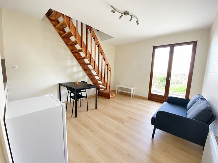 PERIPHERIE D'ARGENTAN APPARTEMENT F2 MEUBLE AVEC JARDINET