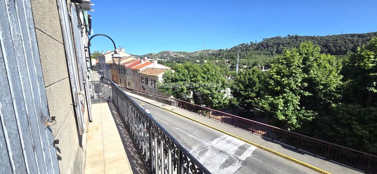 LES PENNES MIRABEAU VILLAGE, Appartement de type 3/4 au 1er étage d'un petit immeuble avec balcon et vue dégagée
