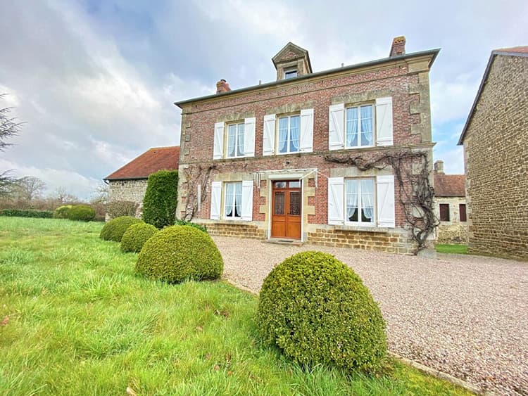 Propriété de caractère avec dépendances à vendre