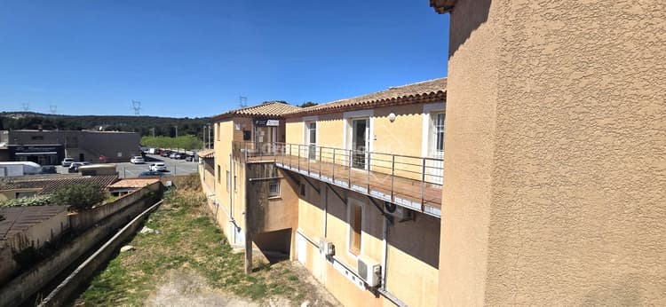 ENSUES LA REDONNE! A louer local professionnel de 23 m² au 1er étage avec ascenseur, professions médicales ou libérales uniquement!