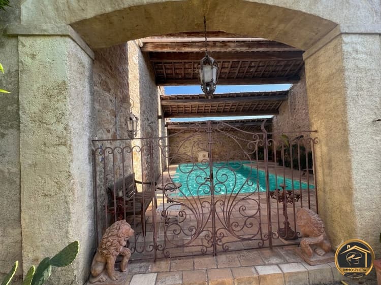 MAISON DE MAITRE AVEC JARDIN REMISES ET PISCINE PROCHE DE GINEST