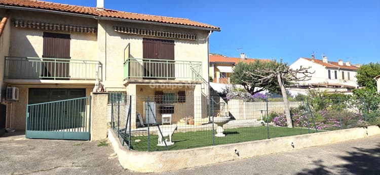 L'ESTAQUE! Au coeur du village, vue mer pour cette belle maison dans une copropriété fermée, mitoyenne d'un côté de type 4 de 155 m² environ sur 2 niveaux sur parcelle de terrain de 480 m²