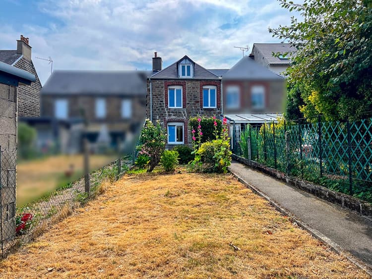 Maison de ville en pierre avec jardin et garage à Flers
