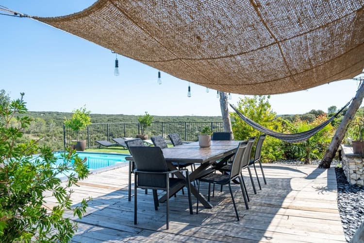 Villa contemporaine en position dominante avec vue dégagée sur la nature