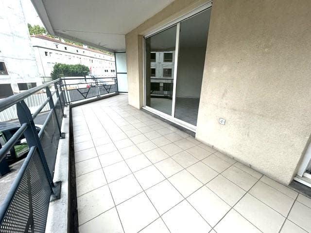 T3 70m² + grand balcon de 20m² et parking.