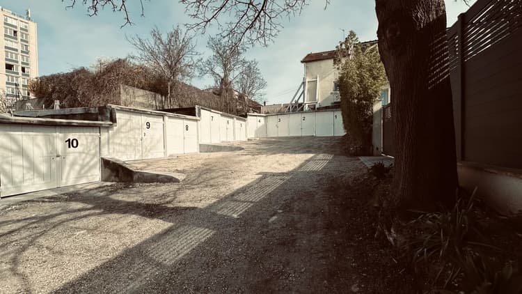 Terrain inconstructible de 362 m² avec 10 boxes loués