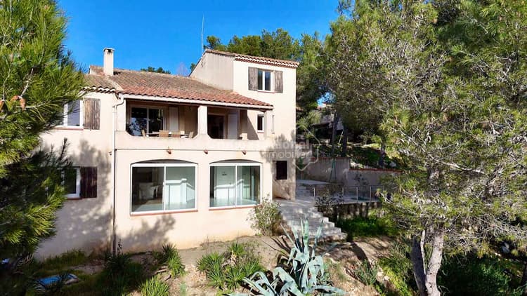 ENSUES LA REDONNE: Villa de type 4/5 + T 3 indépendant de 230 m2 sur un terrain de de 1900 m2.