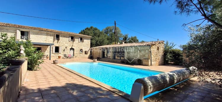 Authentique mas en pierre avec dépendances et piscine