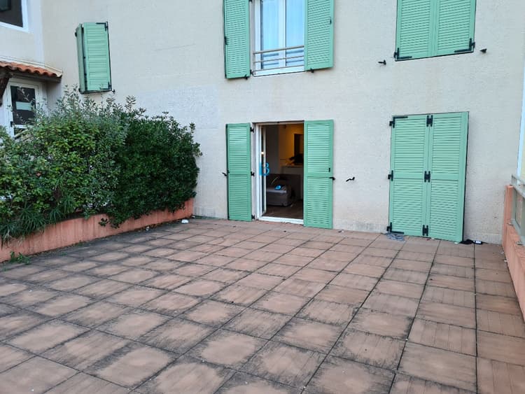 EXCLUSIVITE - LOCATION -T2 meublé avec grande terrasse - Frejus