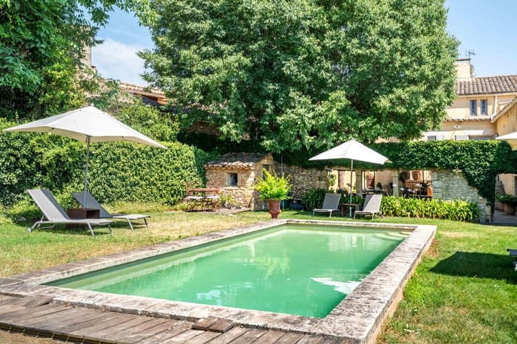 Magnifique maison de village en pierre d’environ 300 m² avec piscine, six chambres et dépendances