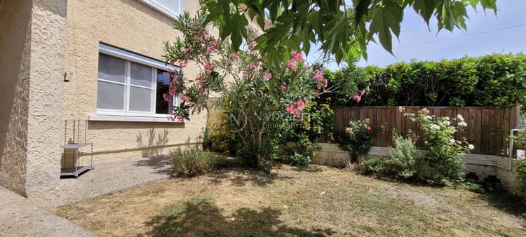 Rez de jardin à pied du centre-ville de L'Isle sur la sorgue avec extérieur