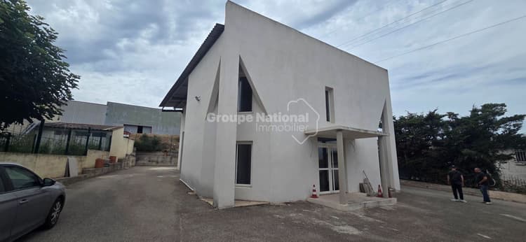ZA LES PIELETTES AU ROVE! A proximité des axes routiers, locaux professionnels neufs à louer, 120 m² de bureaux sur 2 niveaux et 80 m² de garage avec accés sécurisé et 3 places de parking privatives à l'extérieur!