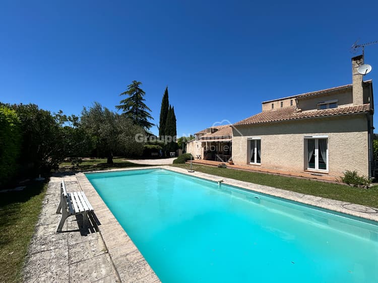 Maison 5 chambres sur parcelle de 1364 m² avec piscine et grand garage - Aubignan