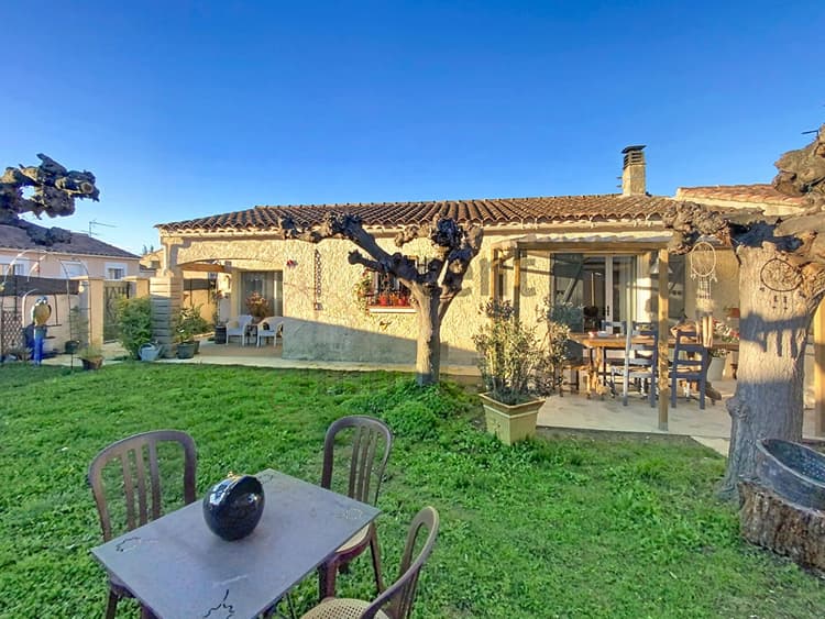 A vendre sur la commune de Cheval Blanc maison de plain pied 3 chambres jardin.