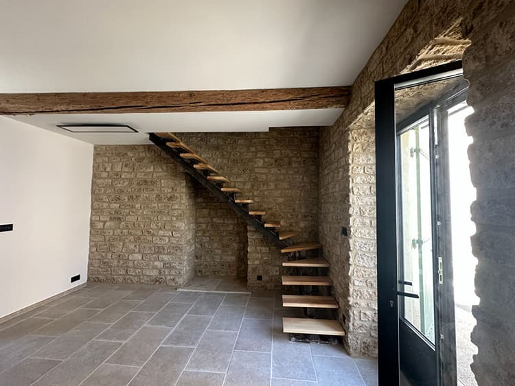MOURIES : Maison de Village en pierre complètement rénovée.