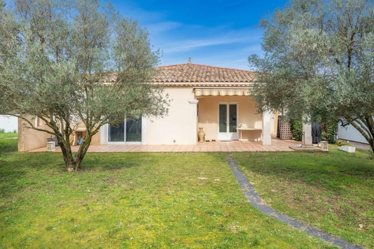 Villa de plain-pied avec jardin sans vis-à-vis dans un environnement privilégié