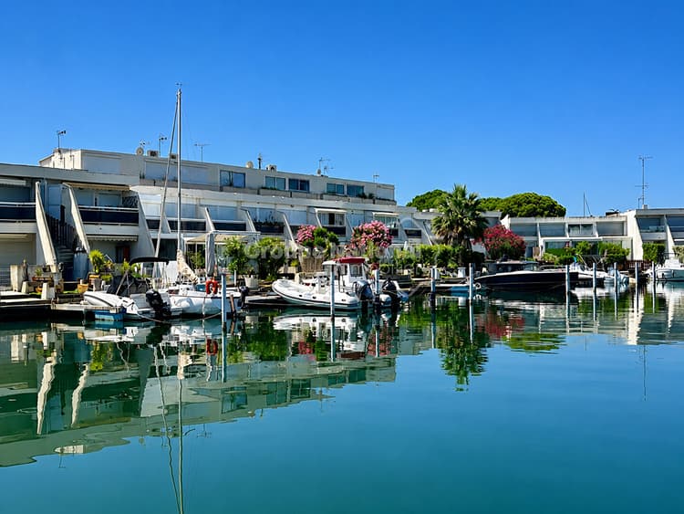 Marina en rez-de-chaussée avec appontement large