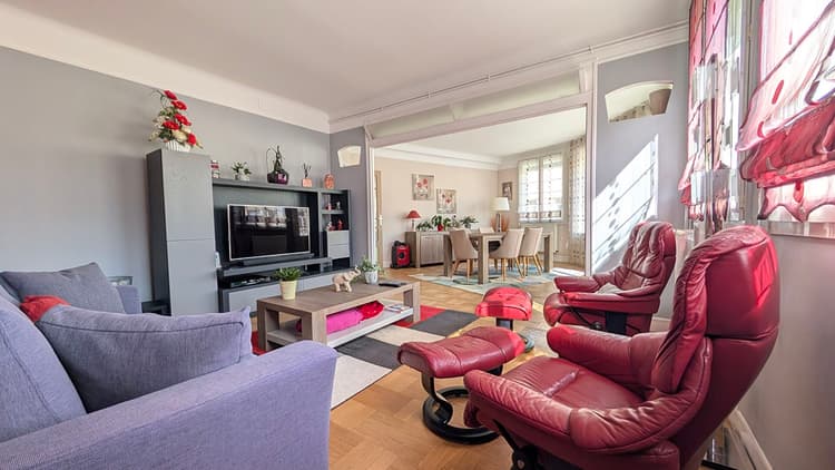 A BEAUVAIS: Appartement de type 5 avec garage double et cave.