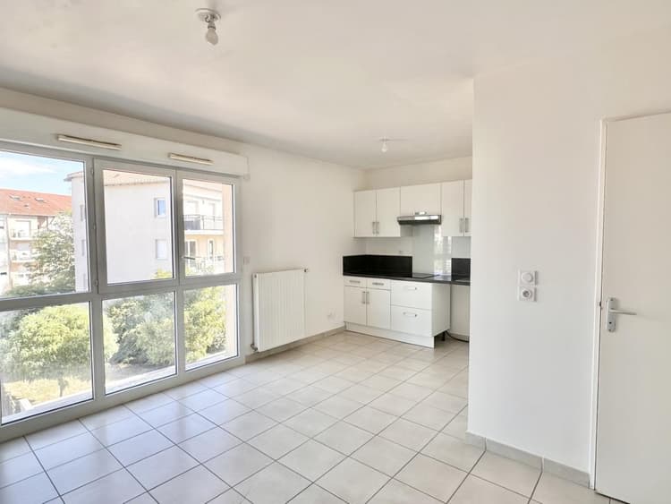 EXCLU CRAPONNE CENTRE STUDIO EN PARFAIT ETAT + PARKING