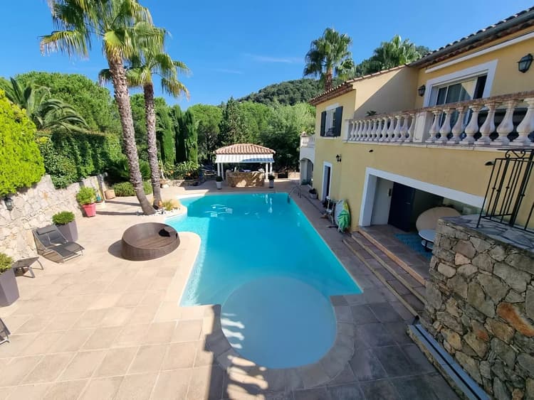 VILLA DE 203m² SUR 3212m² DE TERRAIN LES ADRETS
