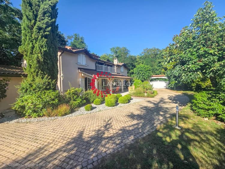 Propriété 7 P 212 m2 sur parc 3500 m2 avec piscine
