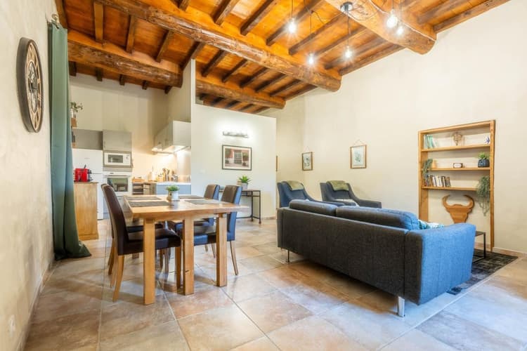 Appartement T3 rénové d'environ 71 m² dans un château avec parc et piscine proche Uzès