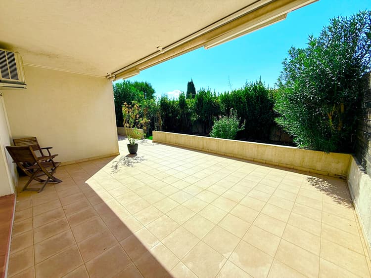 Appartement en rez-de-jardin avec terrasse et place de parking privative63,65