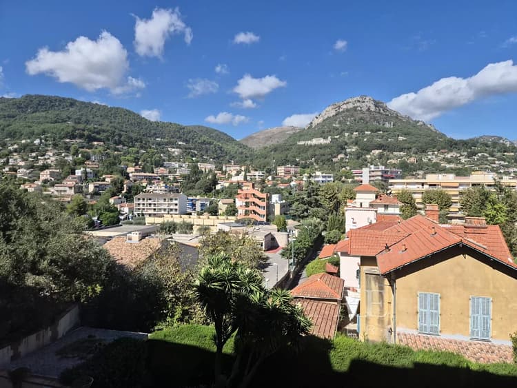 VENCE APPARTEMENT ENTIEREMENT RÉNOVÉ DANS UN SECTEUR RECHERCHÉ
