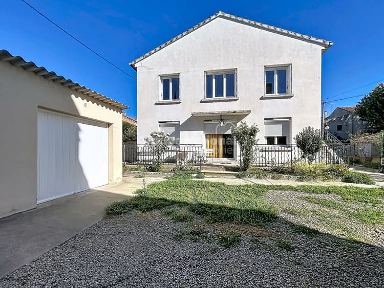 Appartement type F4, 3 chambres une salle d'eau avec garage et petite cour