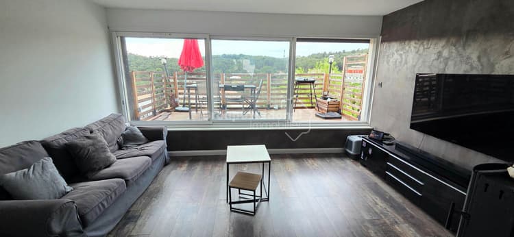 LE ROVE VILLAGE, bel appartement de type 4 de 84 m² au 1er et dernier étage d'une maison de village avec terrasse et vue dégagée sur les collines!