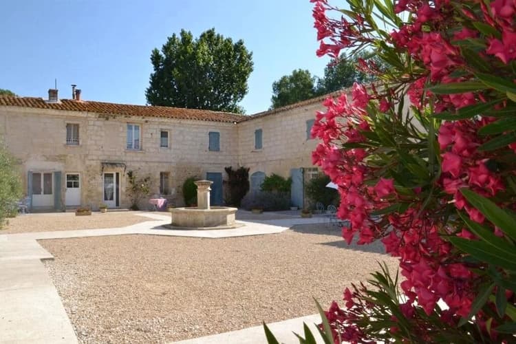 Domaine d’exception en Camargue – Appartements & Maisons à la ve