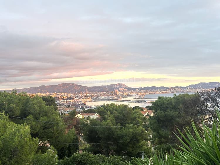 HAUTS DE L'ESTAQUE, calme et vue mer pour cette belle maison de construction traditionnellede type 5 de 110 m² avec garage double, sous-sol, piscine et terrasses sur 1043 m² de terrain!