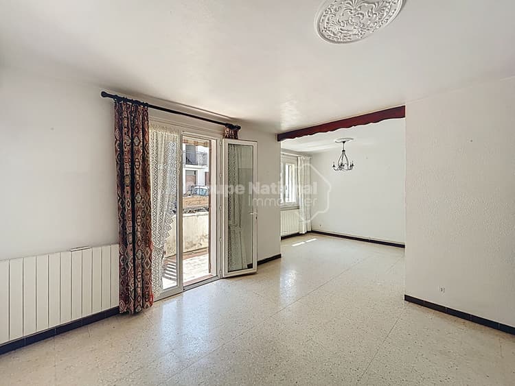 À vendre : maison mitoyenne familiale dans un quartier calme.