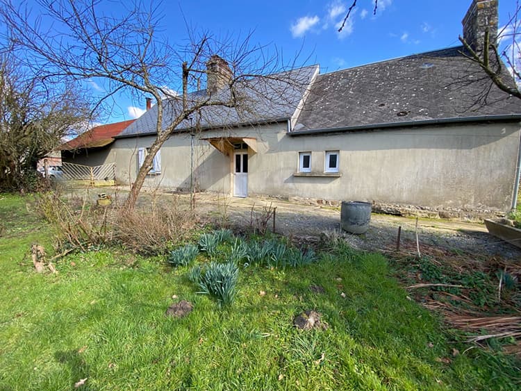 Exclusivité RS : Maison à rénover + dépendances St Mars d'Egrenne