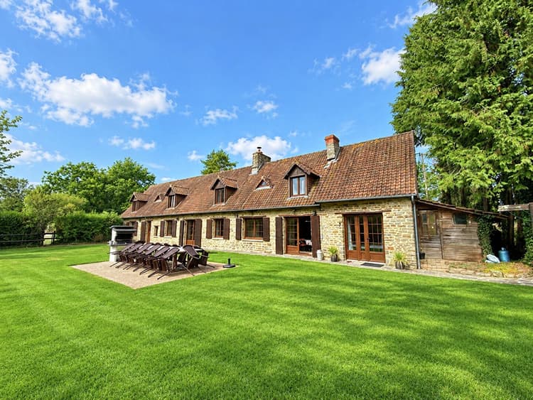 Longère en pierre avec piscine chauffée à Souleuvre-en-Bocage