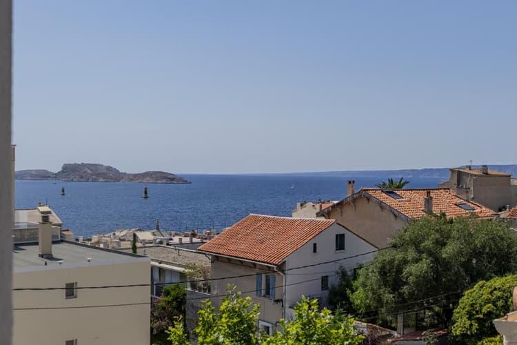 Marseille 7éme : Endoume-Malmousque type 3 vue mer avec terr