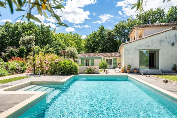 Maison à 4 km d'Uzès avec piscine, jardin et double garage