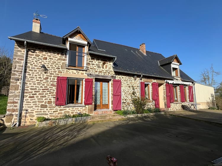PASSAIS VILLAGE Charmante maison en pierre avec vie de plain-pied - 4 chambres -Terrain 1120 m²
