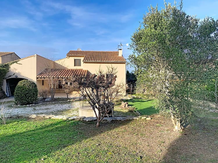 EXCLUSIVITÉ à Robion Maison familiale 3 chambres avec jardin, garage.