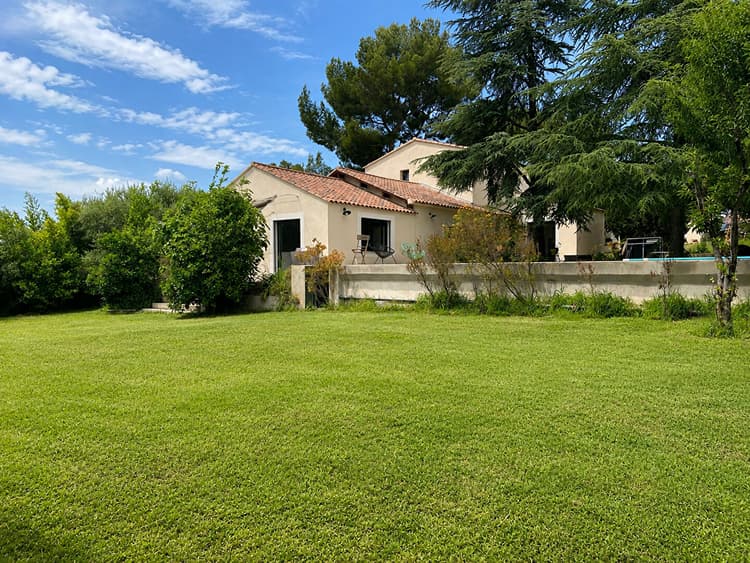 Maison T4 200m² sur 3300m² de terrain avec piscine, garages, cave…