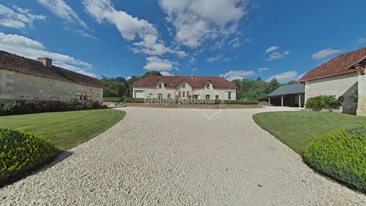 Domaine d'exception Loches avec plus de 600 m² habitables sur 9 hectares
