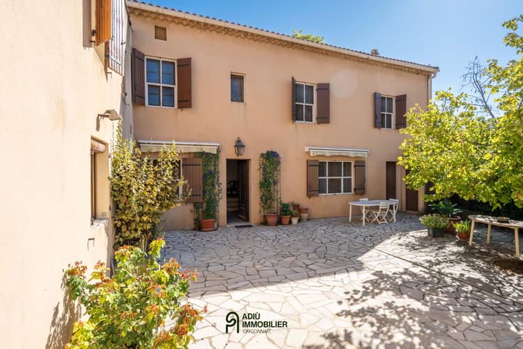 Maison en pierre avec cour et dépendances